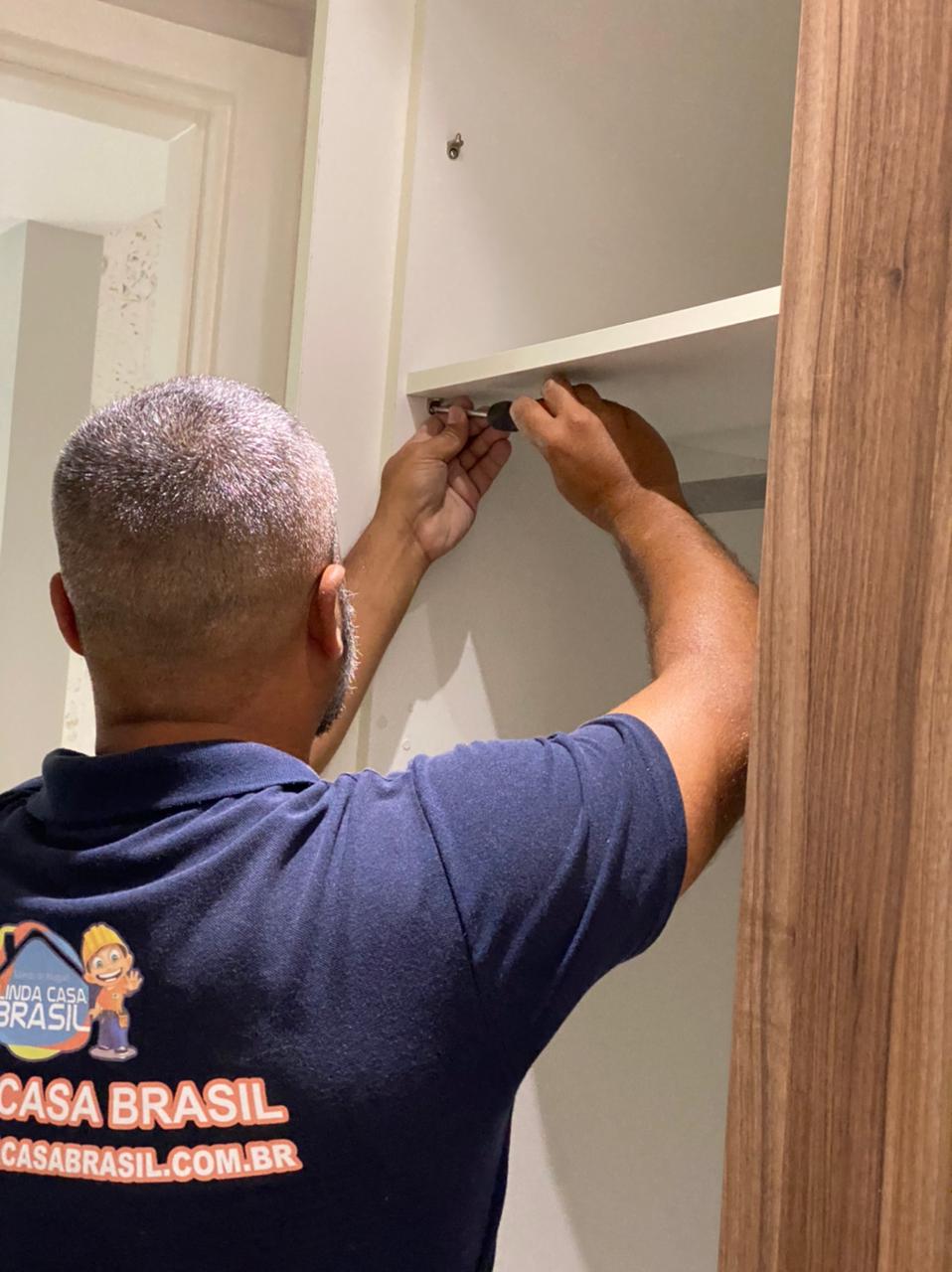 Profissional da Linda Casa Brasil realizando instalação